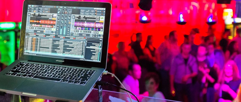 Disco Songs vom DJ Mischpult oder Live Musik von der Band